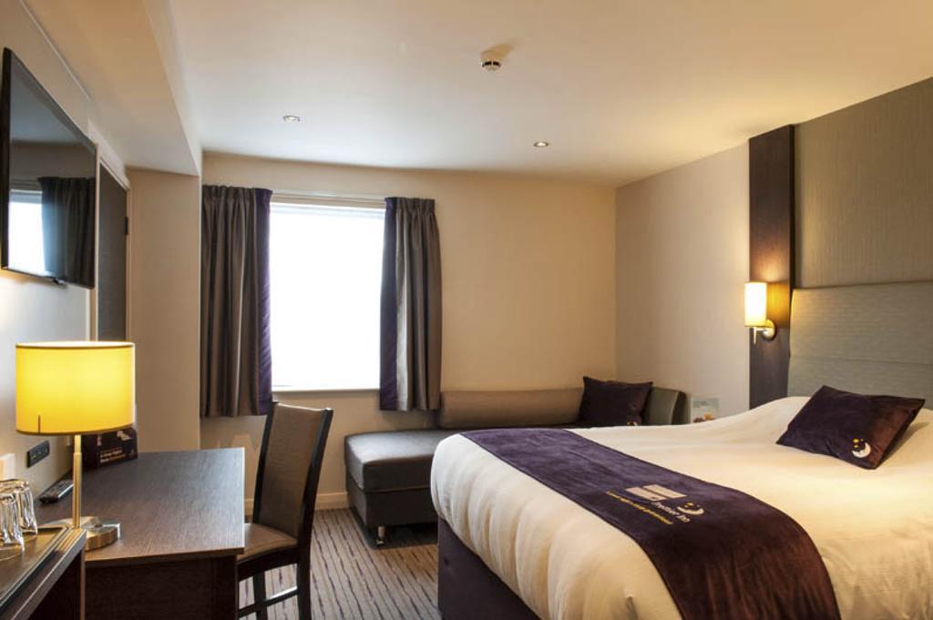 Premier Inn 奥尔德肖特 外观 照片