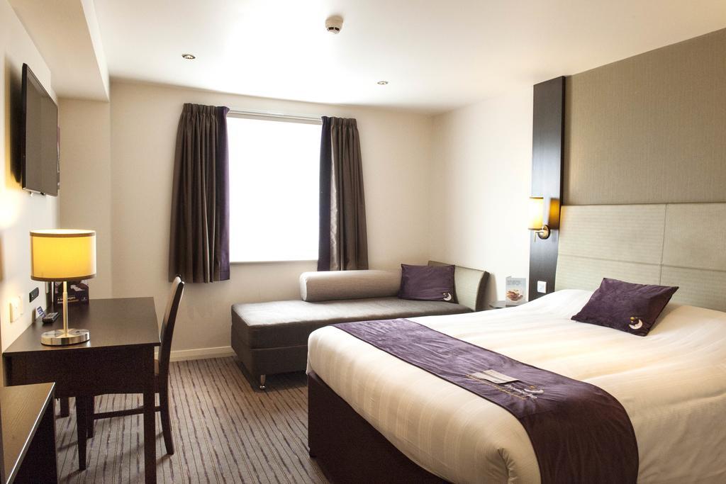 Premier Inn 奥尔德肖特 外观 照片