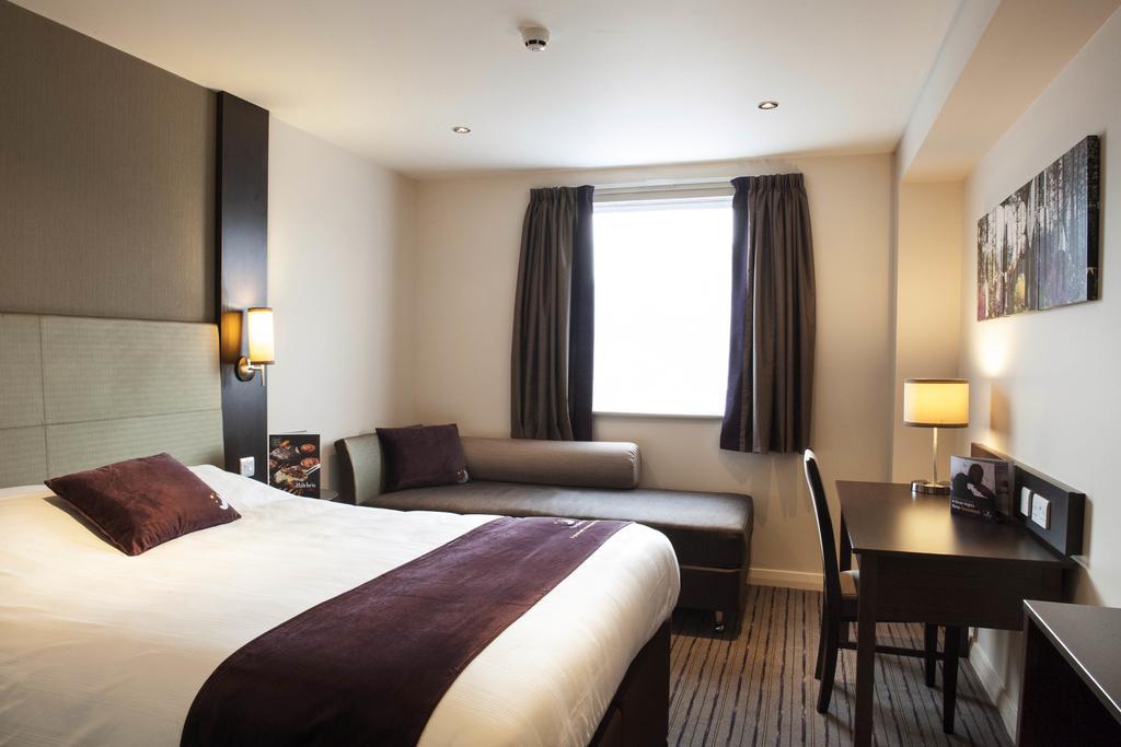 Premier Inn 奥尔德肖特 外观 照片