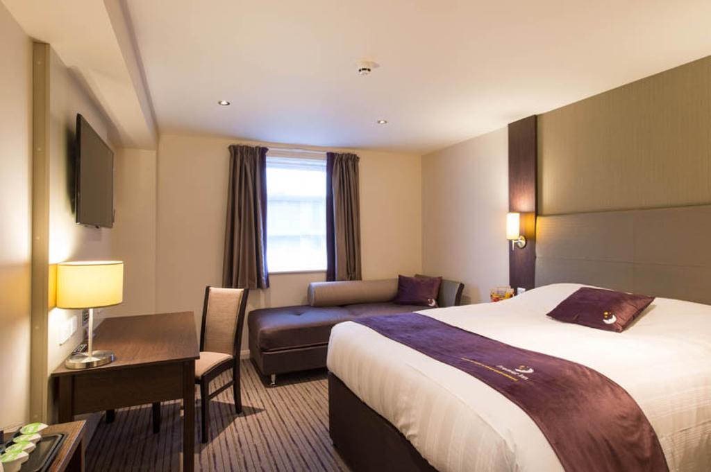 Premier Inn 奥尔德肖特 外观 照片