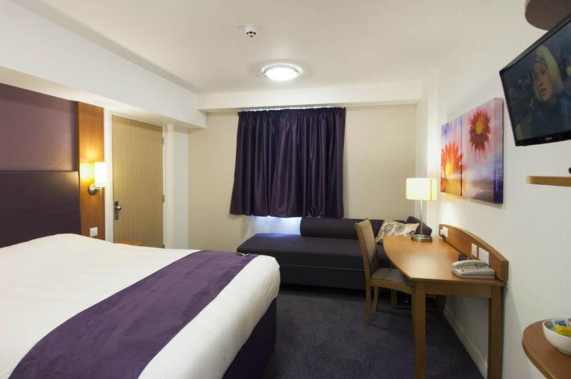 Premier Inn 奥尔德肖特 外观 照片