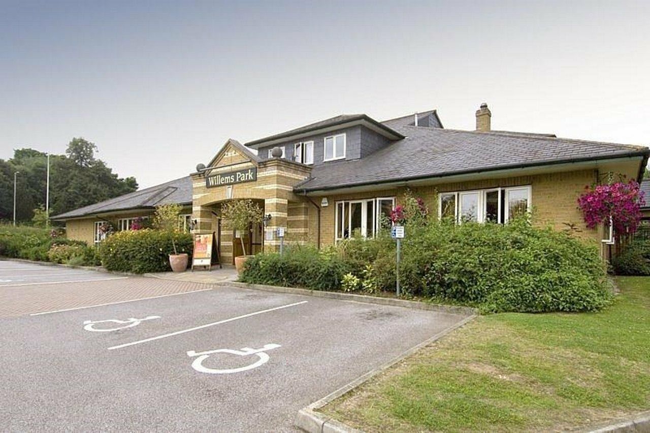 Premier Inn 奥尔德肖特 外观 照片